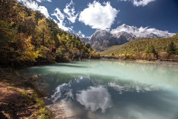 Lago blu nelle montagne del Tibet dell'Himalaya con alberi e cielo blu in Cina in autunno — Foto Stock