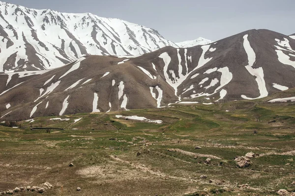 Camino en las montañas de nieve de Irán en primavera —  Fotos de Stock