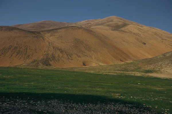 春のイランの雪山の晴れた日 — ストック写真