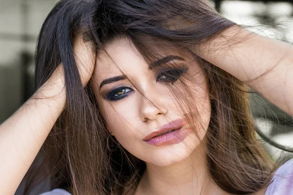 Olağandışı makyajlı kız şehvetli moda modeli