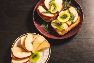 İşte iki tabak ile elma ve biraz tost üzerine