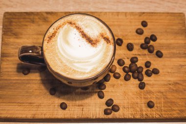 Bir fincan kahve kahve çekirdeği yakınında bir gemide ile