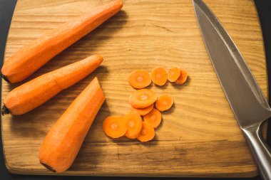 Taze çiğ havuç kesim için hazır bir gemide kadeh