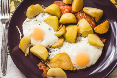 Bir tabak kızarmış yumurta patates ve bazı domatese gıda atış