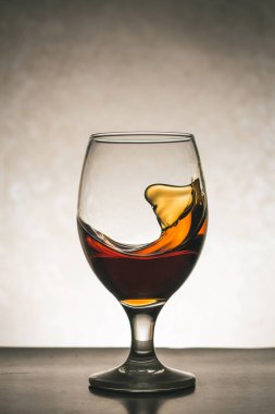 Bir bardak konyak çekimde kadeh kavramı