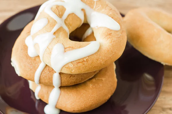 Gröda Skott Bagels Withsweet Kondenserad Mjölk Tallrik — Stockfoto