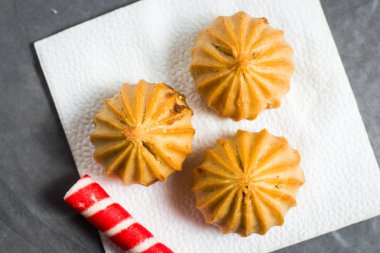 Masanın üzerine lezzetli kek yemeye hazır