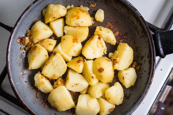 Eine Geschnittene Kartoffelpommes Einer Erhitzten Pfanne — Stockfoto