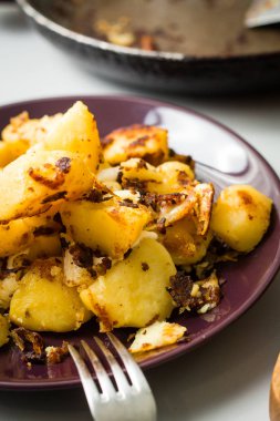 Kırpma görüntüsünü bir tabak içinde kızarmış patates
