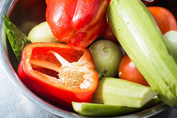 Bir tabak içindeki çiğ lezzetli sebze ile