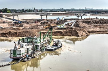 Nijmegen, Hollanda, 8 Mayıs 2015: ağır makine nehre Waal gelecekteki taşmasını önlemek için ek bir kanal oluşturma