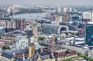Rotterdam, Hollanda, 11 Mayıs 2018: görünümü ile Belediye Binası, şehir merkezinin eski postane, Saint Lawrence Kilisesi ve Markthal
