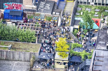 Rotterdam, Hollanda, Mayıs 11, 2018: Biergarten dış kafede Cuma öğleden sonra içecekler