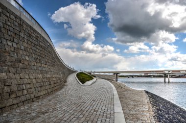Nijmegen, Hollanda yakınlarındaki yeni nehir kıyısındaki kaldırım taşları ve beton, tamamlandıktan kısa bir süre sonra