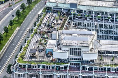 Rotterdam, Hollanda, 11 Mayıs 2018: Hava manzaralı çatı peyzaj Groothandelsgebouw/Grand ticaret Binası, Teras ve eski sinema