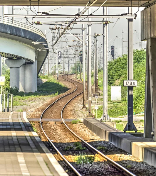 Ferrocarril Que Sale Una Estación Los Países Bajos Curvándose Entre —  Fotos de Stock