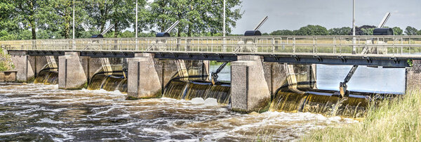 Заграждение и пешеходный мост через реку Вехт возле Зволле, Нидерланды
