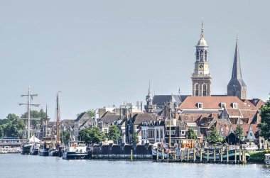 Nehrin Ijssel eski Hanze kasaba Kampen, riverfront doğru Hollanda görüntülemek