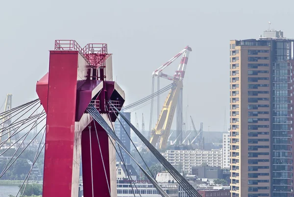 荷兰鹿特丹 2018年6月3日 泰伦照片 照片上有威利姆斯布里奇 Willemsbridge 的合影 该公司位于荷兰以西港区的一座住宅塔楼和一台吊车 — 图库照片