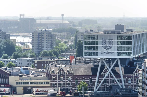 Rotterdam, Hollanda, 3 Haziran 2018: Unilever Bridge ofisi. Feijenoord mahallesinde bir fabrikanın üstünde inşa edildi; arka planda futbol kulübü Feyenoord Stadyumu