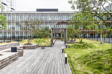 Rotterdam, Hollanda, 16 Haziran 2018: Ahşap platformlar ve yürüyüş yolları vistors çatı bahçesinde aracılığıyla son zamanlarda tamamlanmış Erasmus Tıp Merkezi kurşun
