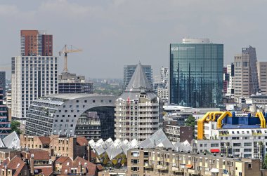 Rotterdam, Hollanda, 3 Haziran 2018: kent merkezinde, Markthal, Halk Kütüphanesi, dahil olmak üzere çeşitli binalarda kalem ve küp evler ve Dünya Ticaret Merkezi