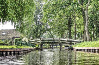 Giethoorn, Hollanda, 9 Haziran 2018: Ahşap Köprüler bir kanal genelinde bir dizi düşük görünümünü
