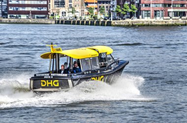 Rotterdam, Hollanda, 31 Mayıs 2018: karakteristik bir sarı watertaxi tarafından Nieuwe Maas nehri üzerinde acele etmiyor