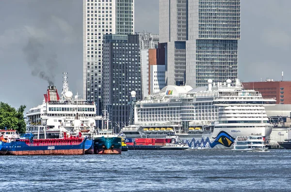 Rotterdam Nederland Mei 2018 Twee Grote Een Cruiseship Zijn Afgemeerd — Stockfoto