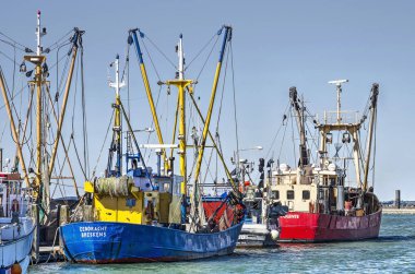 Breskens, Hollanda, 2 Temmuz 2018: Birkaç balıkçı tekneleri ve liman güneşli yaz akşamı