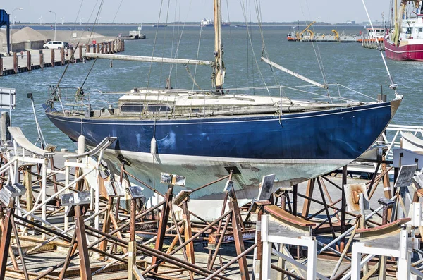 Tamir ve bakım ve liman Breskens, Hollanda için stilts koymak küçük yat