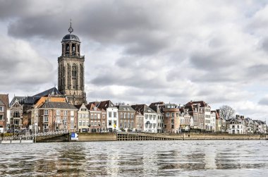 Deventer, Hollanda Ijssel Nehri'nin diğer taraftan görüldüğü gibi waterfront görünümünü