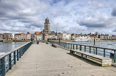 Şehrin manzarası içinde belgili tanımlık geçmiş ile tarihi duba köprü konumunda inşa Deventer, Hollanda, yeni Feribot İskelesi