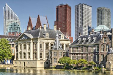 Lahey (Den Haag), Hollanda, 8 Temmuz 2018: Mauritshuis Müzesi (solda) ve arka planda modern highrise ile Binnenhof Parlamento Binaları parçası