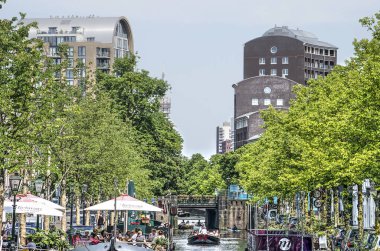 Lahey (Den Haag), Hollanda, 21 Mayıs 2018: mavna tarafından modern highrise çevrili bir eski kanalında hava kafeler açık