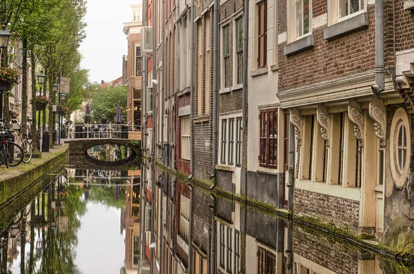 Delft Netherlands May 2018 Narrow Voldersgracht Canal Warm Evening Spring — стоковое фото