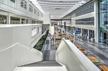 Rotterdam, Hollanda, 16 Haziran 2018: Görünüm iç sokak yeni Erasmus Tıp Merkezi tam uzunlukta arasında