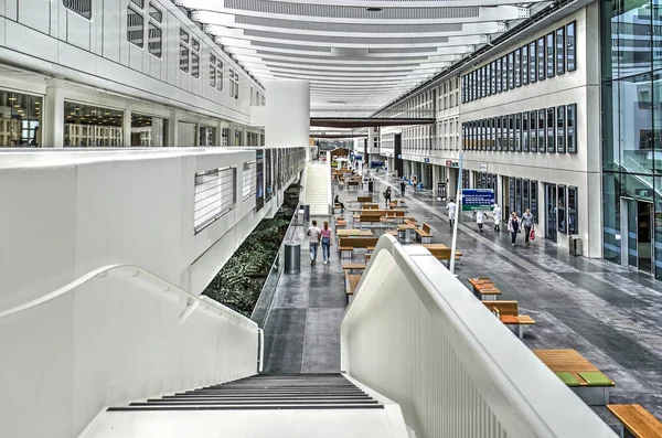 Rotterdam, Hollanda, 16 Haziran 2018: Görünüm iç sokak yeni Erasmus Tıp Merkezi tam uzunlukta arasında