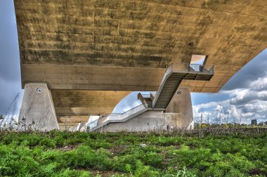 Nehrin Nijmegen, Hollanda aal Nijmegen, yakındaki taşkın yatağının üzerinden ararken bir beton kemerlerin new city üzerinden Hollanda'ya köprü De Oversteek (geçiş)
