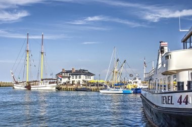 Ada, Texel, Hollanda, 21 Temmuz 2018: birkaç tekneler ve yatlar Oudeschild Harbour gün güneşli yaz