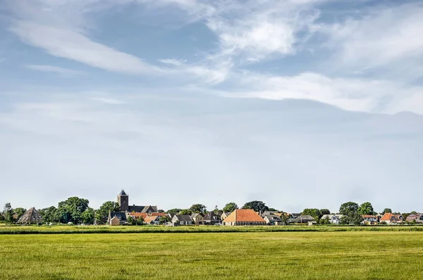 Texel 2018年7月21日 Oosterend 的村庄在绿色领域在一个主要地蓝色夏天天空之下 — 图库照片