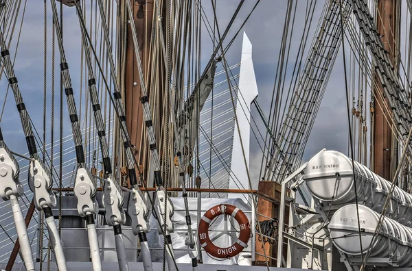 本マストのペルー海軍と共にエラスムス橋船 Bap Wilhelminapier に係留ロッテルダム オランダ 2017 — ストック写真