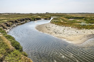 biraz dalgalı su bir gelgit dere Slufter doğa rezerv Texel Hollandalı Adası üzerinde parlayan yaz güneşi