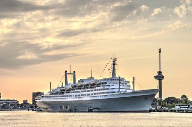 Rotterdam, Hollanda, 16 Temmuz 2018: iki turistik, Euromast gözetleme kulesi ve eski cruiseship Ss Rotterdam altında dramatik bir gökyüzü akşam