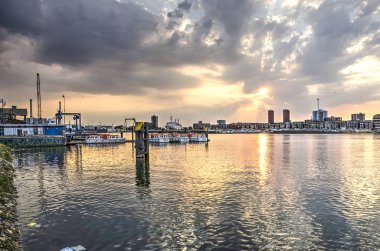Rotterdam, Hollanda, 16 Temmuz 2018: Maashaven liman ve Katendrecht Yarımadası üzerinde güneşin battığı