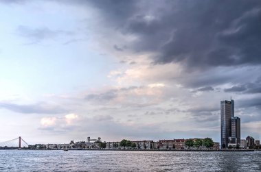 Rotterdam, Hollanda, 16 Temmuz 2018: Kara bulutlar Nieuwe Maas nehri Güney ve Noordereiland mahalle geliyor