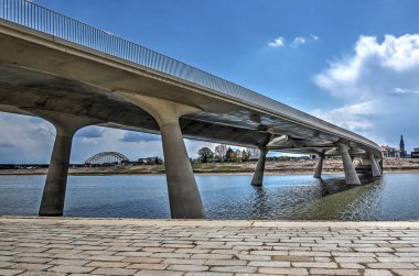 Lentloper köprü Nijmegen Waal nehir, yeni kanal boyunca ile uzaktan şehrin bir uzun zaman simgesi: eski Waalbridge kemer
