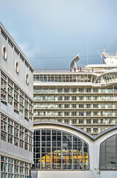 2014年9月30日 荷兰鹿特丹 Cruiseship 的海洋绿洲 Wilhelminapier 的邮轮码头后 离开了拉斯帕尔马斯大厦 — 图库照片