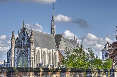 Leiden, Hollanda, 25 Nisan 2018: Görünümünden Gotik Hooglandse Kerk doğru Burcht (kale)