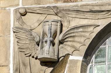 Leiden, Hollanda, 25 Nisan 2018: ayrıntılı olarak Hooglandse bir kum saati wingsto ile gösterilen Kerk cephe sembolize ifade 